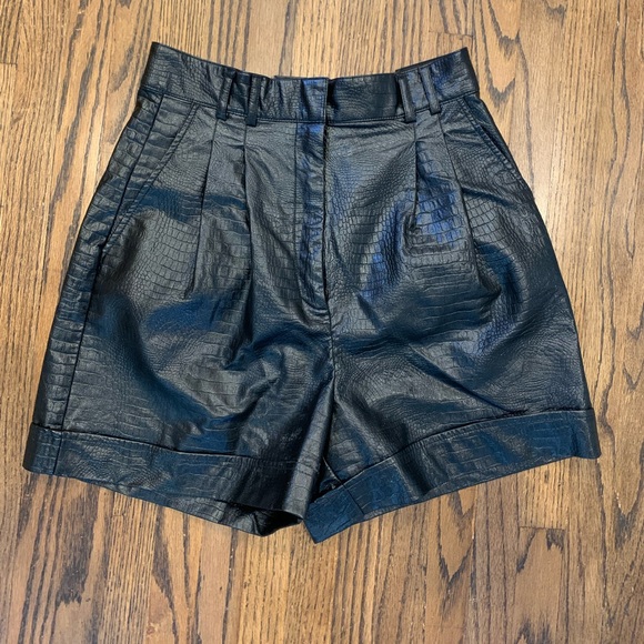 Crocodile faux leather shorts - Picture 3 of 7